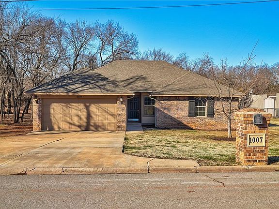 3rd image of 1007 Clover Ln