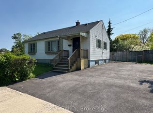 13 McPhail Cres, Saint Catharines, ON L2P 3G4