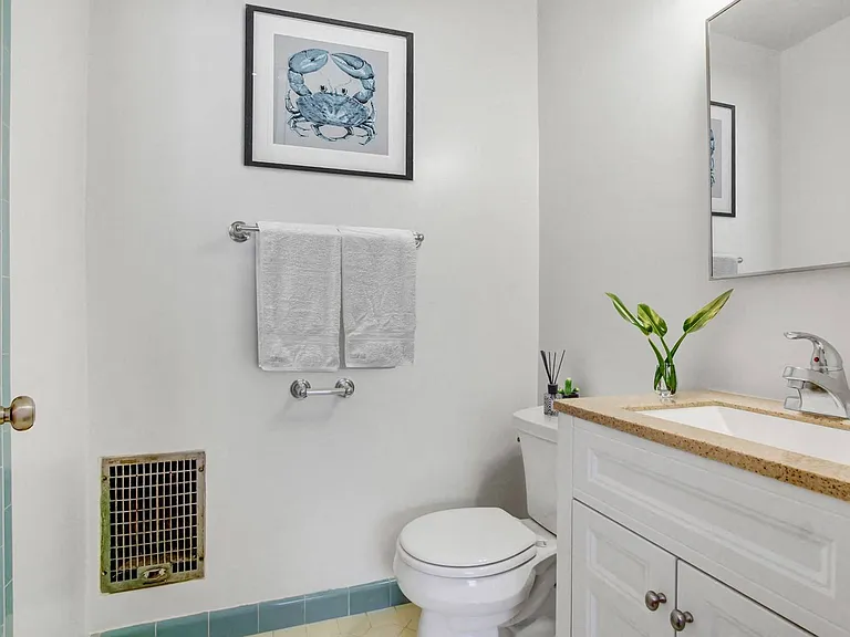 Hayworth Avenue Apartments — Photo 17