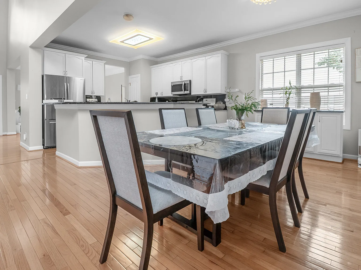 4 bed, 2.5 bath, 2322 sqft, $3,250 — Photo 3