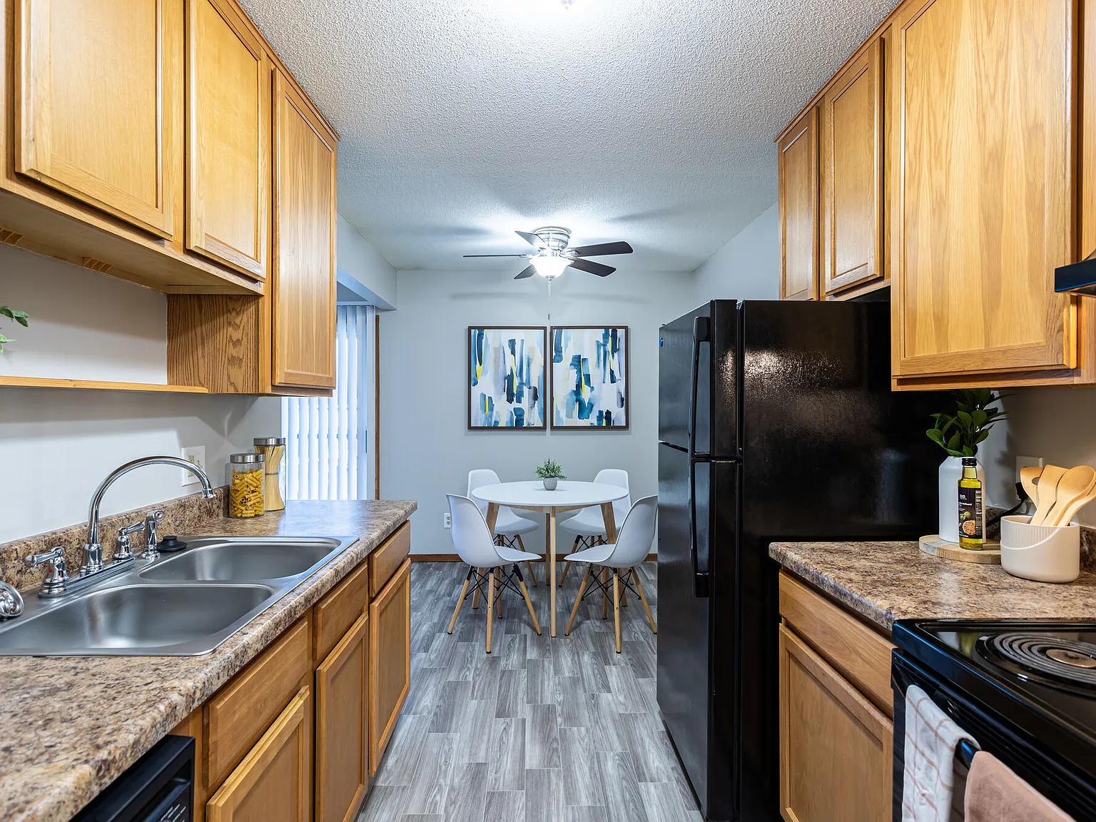 Royal Oaks Apartments — Photo 4