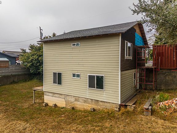 4th image of 1005 Yew Ave