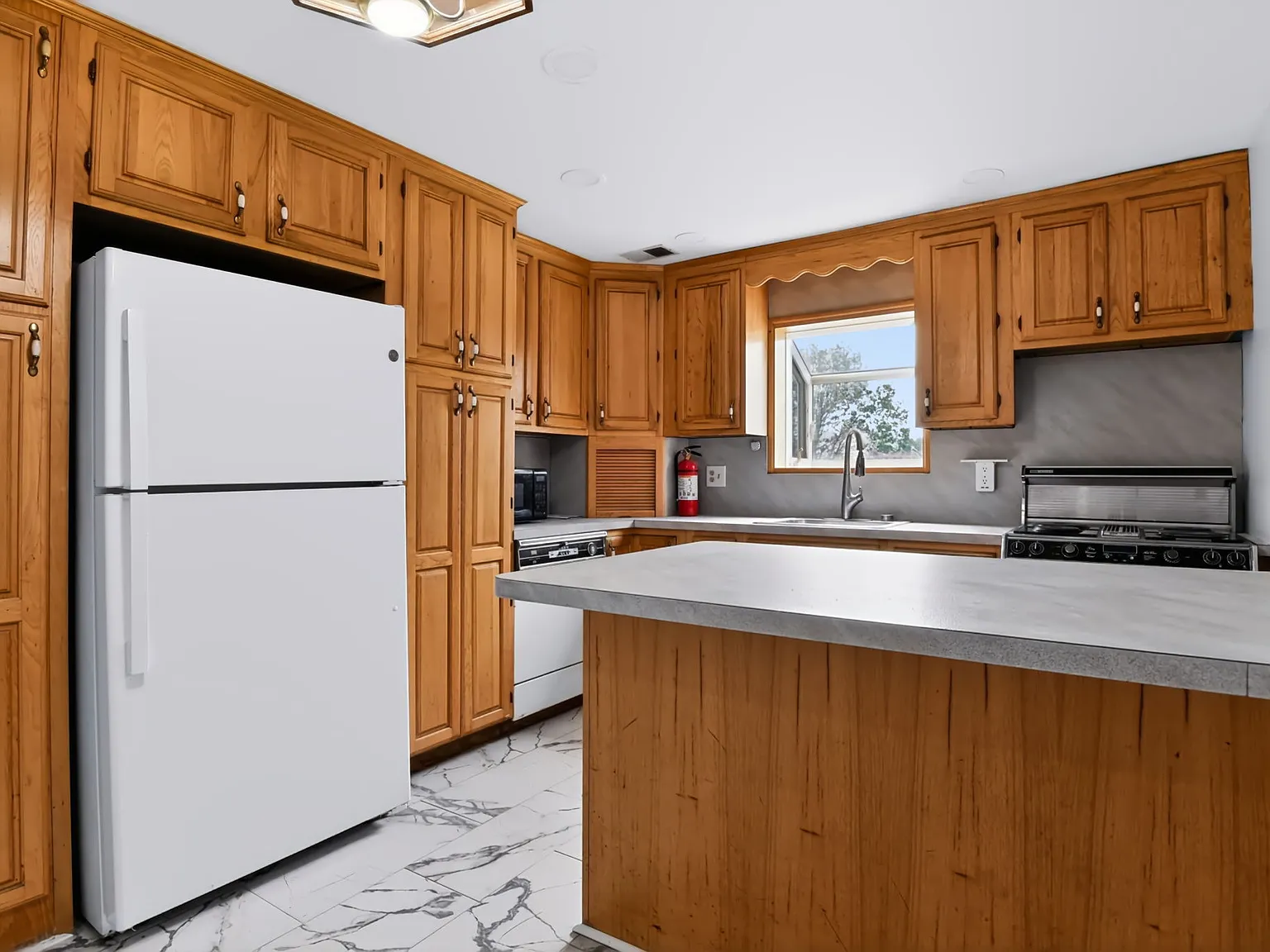 4 bed, 2047 sqft, $3,995 — Photo 3
