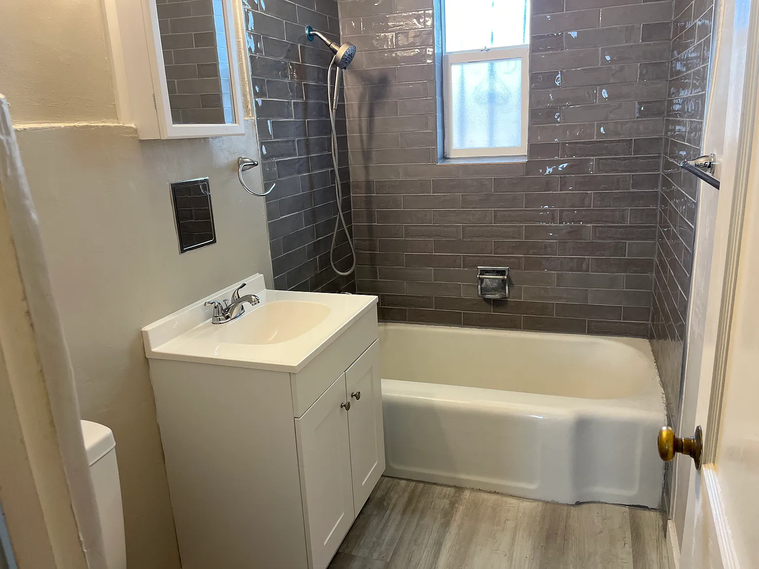 Spacious and Classic 1 Bedroom Downtown w/ Garage! — Photo 2
