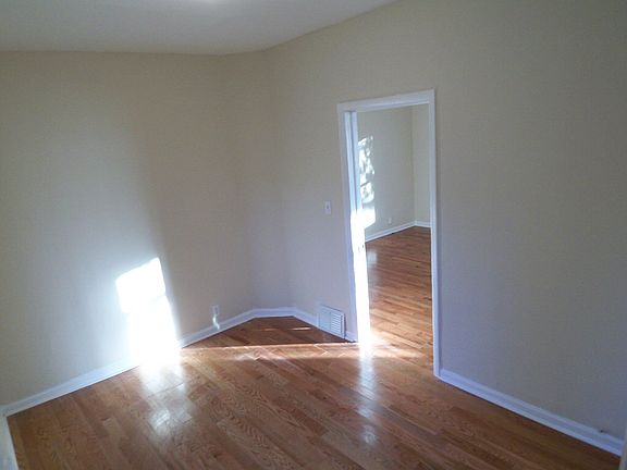 5th image of 426 Watson St