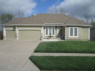 1213 SW Summit Crossing Dr, Lees Summit, MO 64081