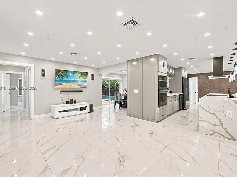 821 Ramblewood Dr — Photo 4