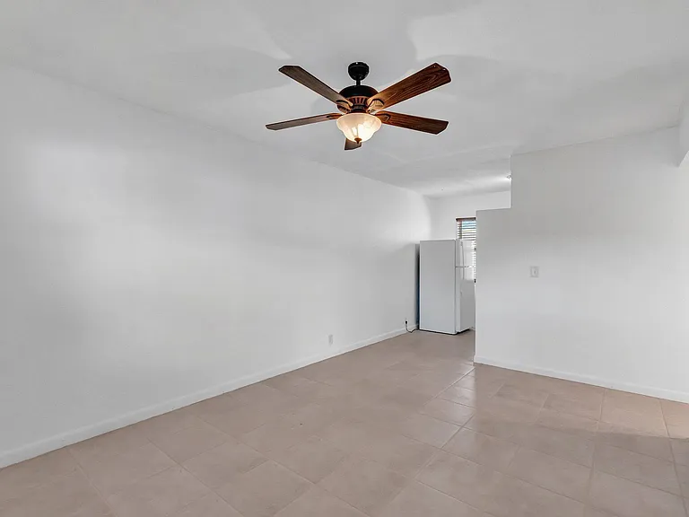 710 SE 4th Ave — Photo 3