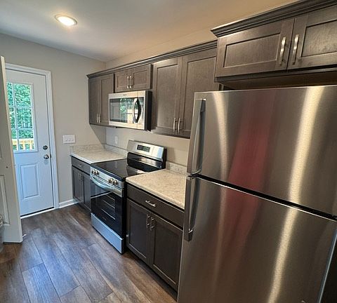 4th image of 437 Arlington St #B