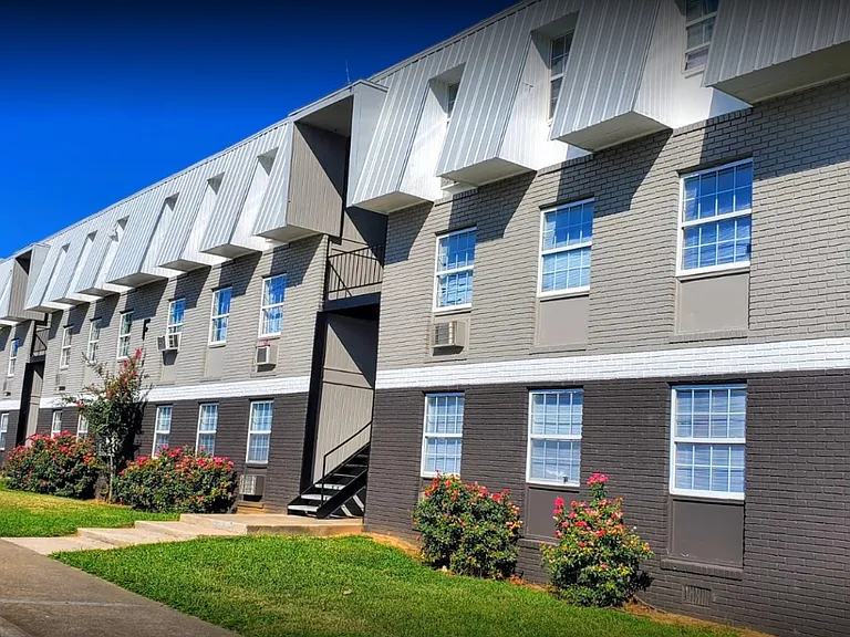 Lanier Terrace Apartments — Photo 16