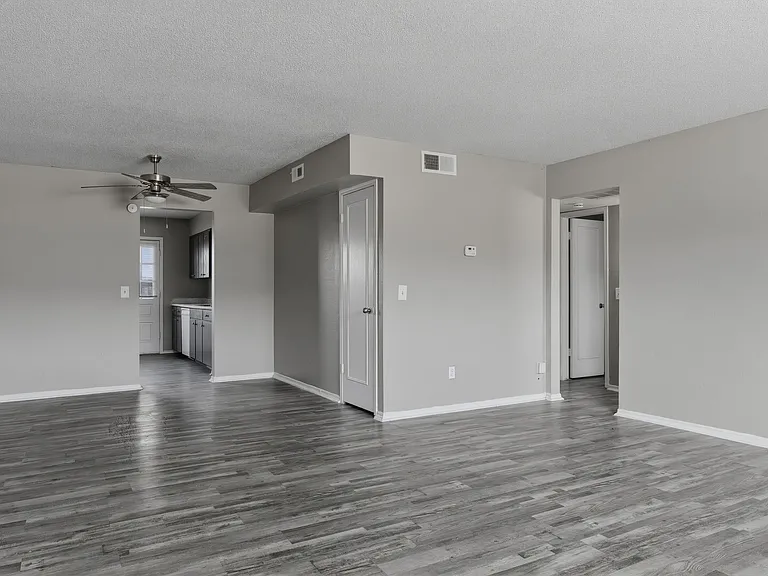 Quail Plaza Apartments — Photo 10