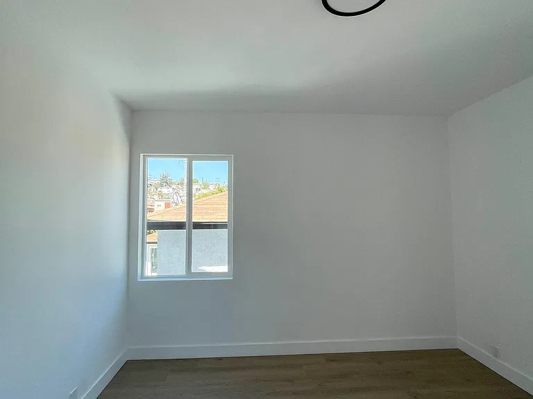 955 N Hicks Ave — Photo 5