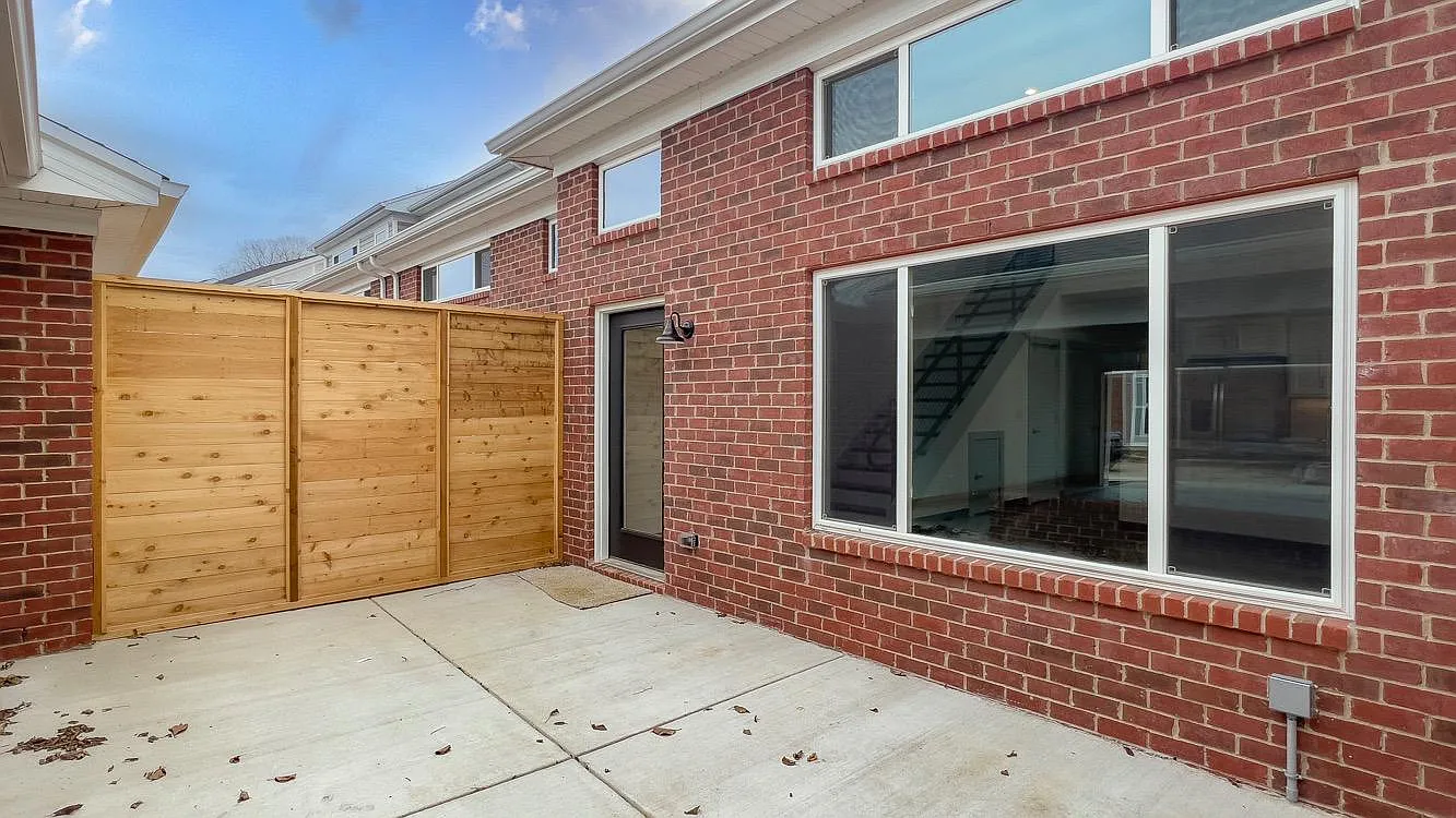 10911 Thompson Ln — Photo 4