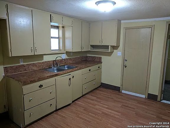 3rd image of 539 Sterling St