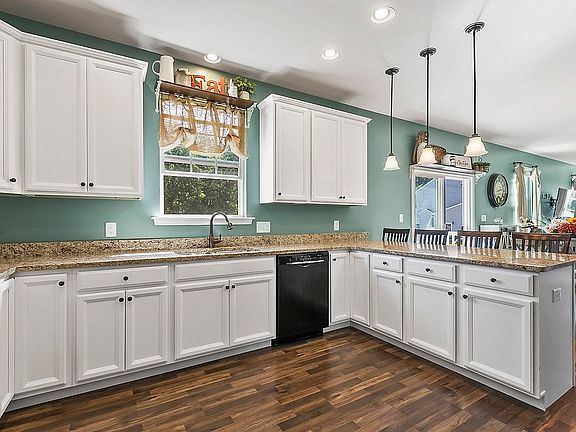 3rd image of 225 Fountain Ln