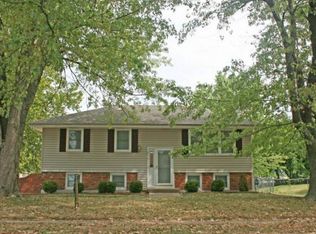 402 SW Glendana Dr, Lees Summit, MO 64081