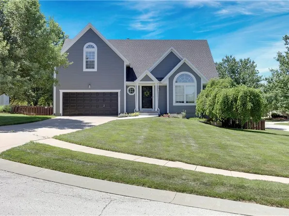 6349 Lakecrest Dr, Shawnee, KS 66218