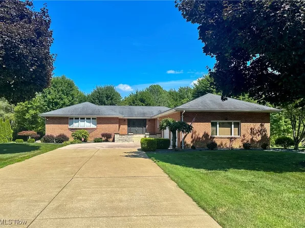 365 Sunset Dr, Brookfield, OH 44403