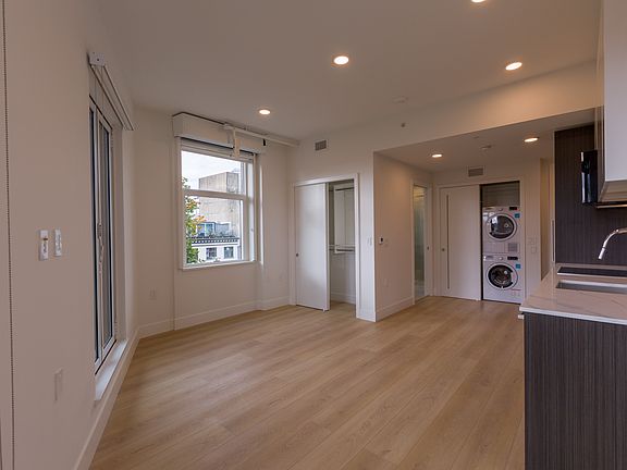 4th image of 333 Carrall St #601