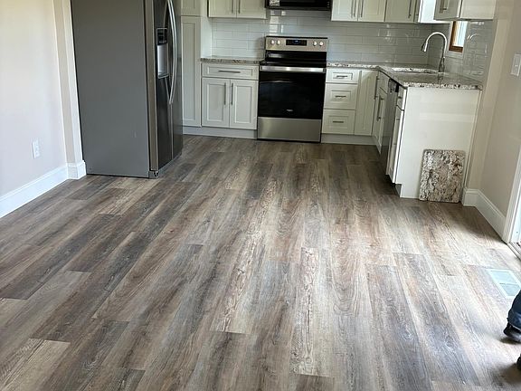 New kitchen, appliances and quartz countertop