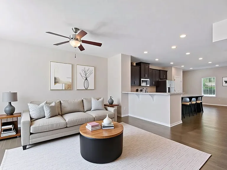8076 Creekside Village Dr — Photo 2