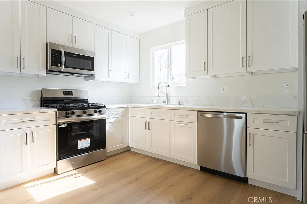 2 bed, 818 sqft, $3,295 — Photo 4