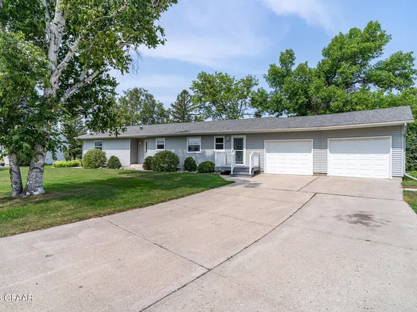 212 Golf Terrace Dr, Crookston, MN 56716