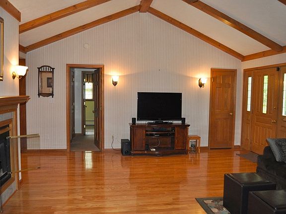 4th image of 131 Hills Creek Dr