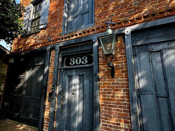 4th image of 303 N Commerce St