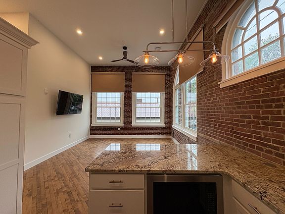 4th image of 401 N Warren St #101