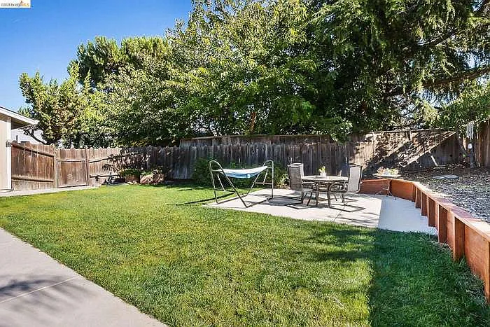 4855 Edgewood Ct — Photo 4