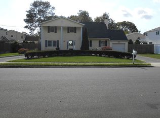 159 Ballad Cir, Holbrook, NY 11741