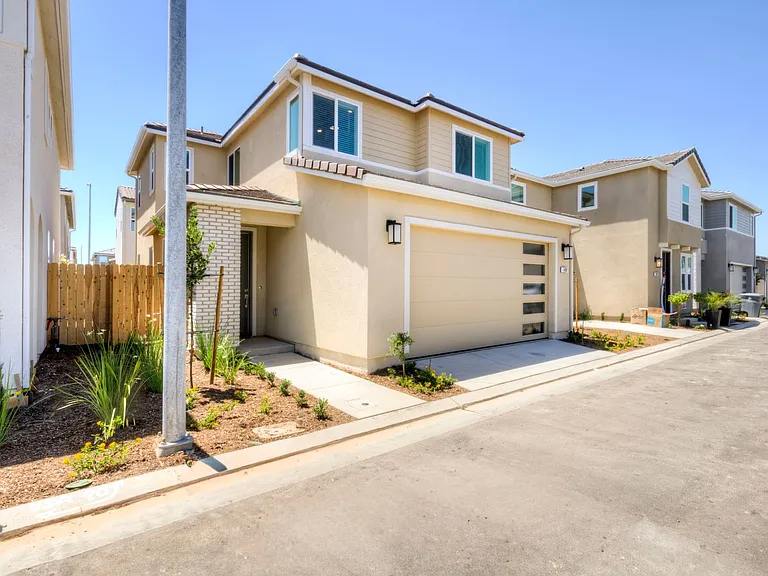 1498 Vintage Ln — Photo 2
