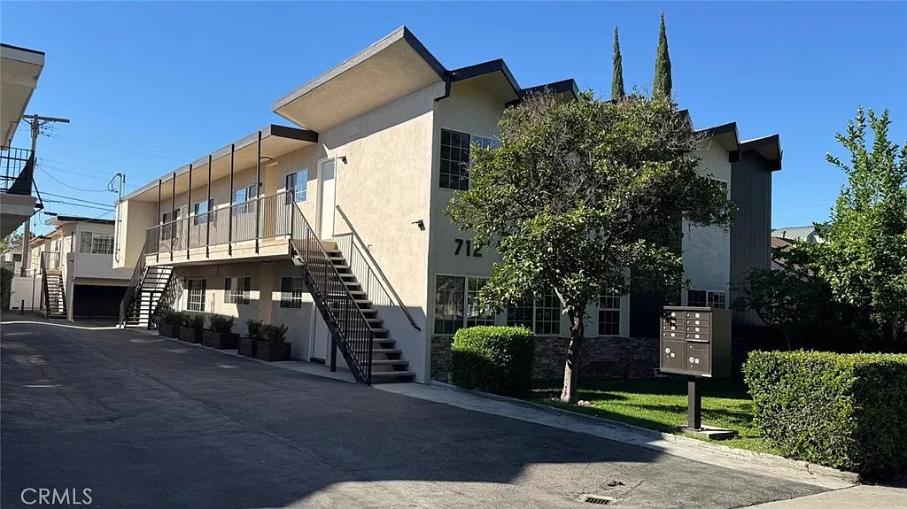 2 bed, 900 sqft, $3,000 — Photo 1