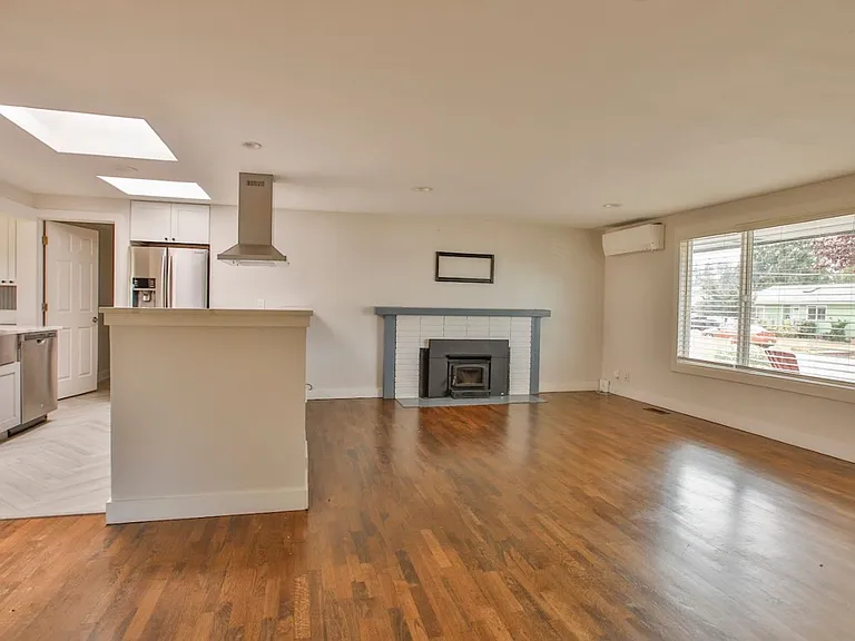 639 NE Otis St — Photo 5