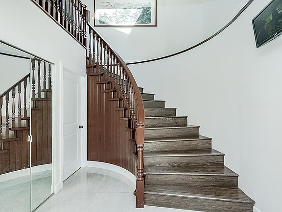2nd image of 6074 Sherbrooke St