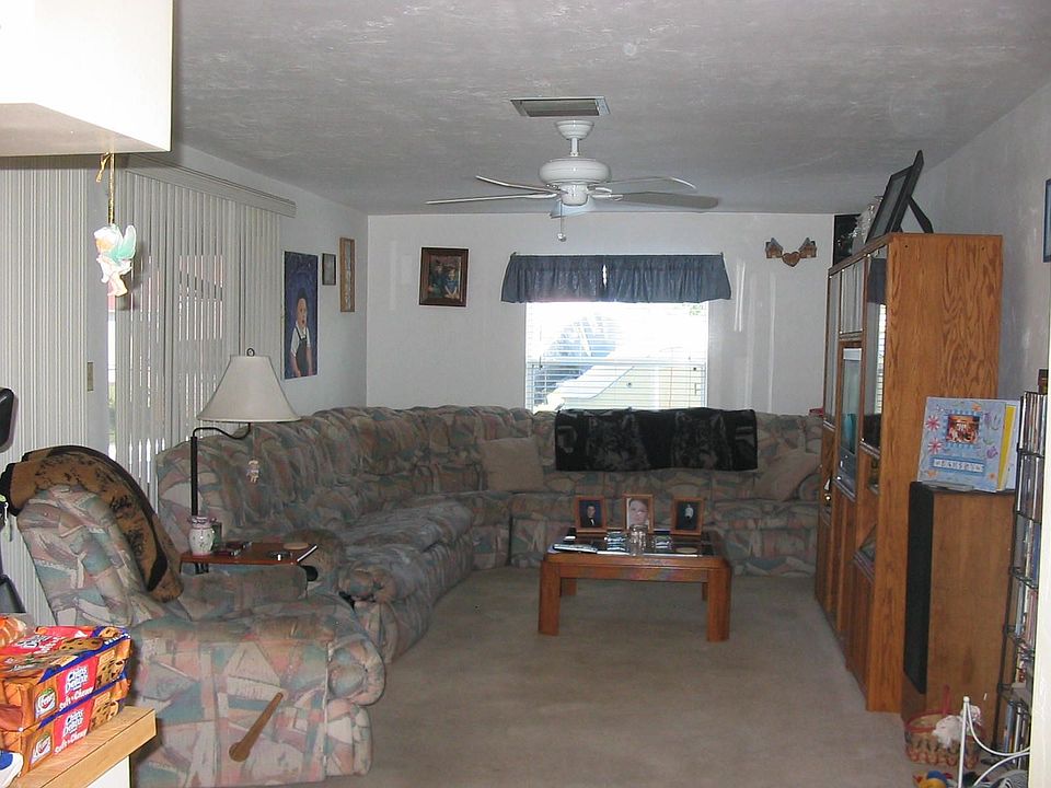Family room w/2 sliding doors to the pool area