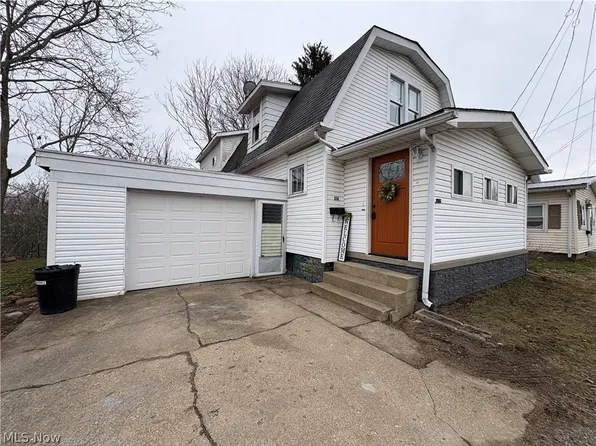 316 Bank Ln SE, New Philadelphia, OH 44663