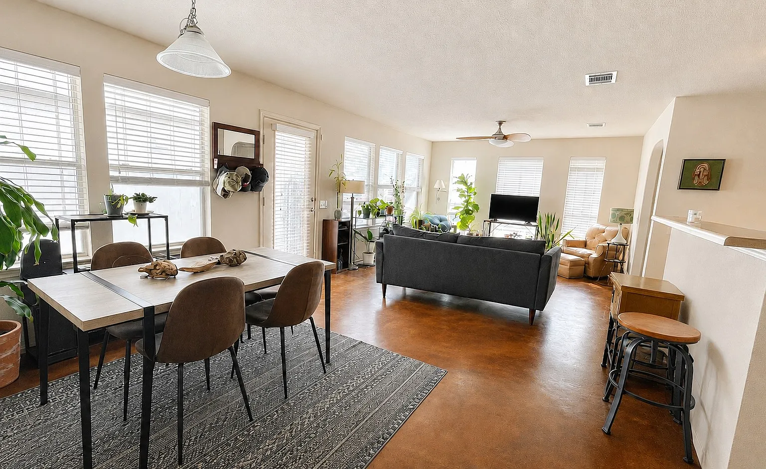 2 bed, 1120 sqft, $1,600 — Photo 3