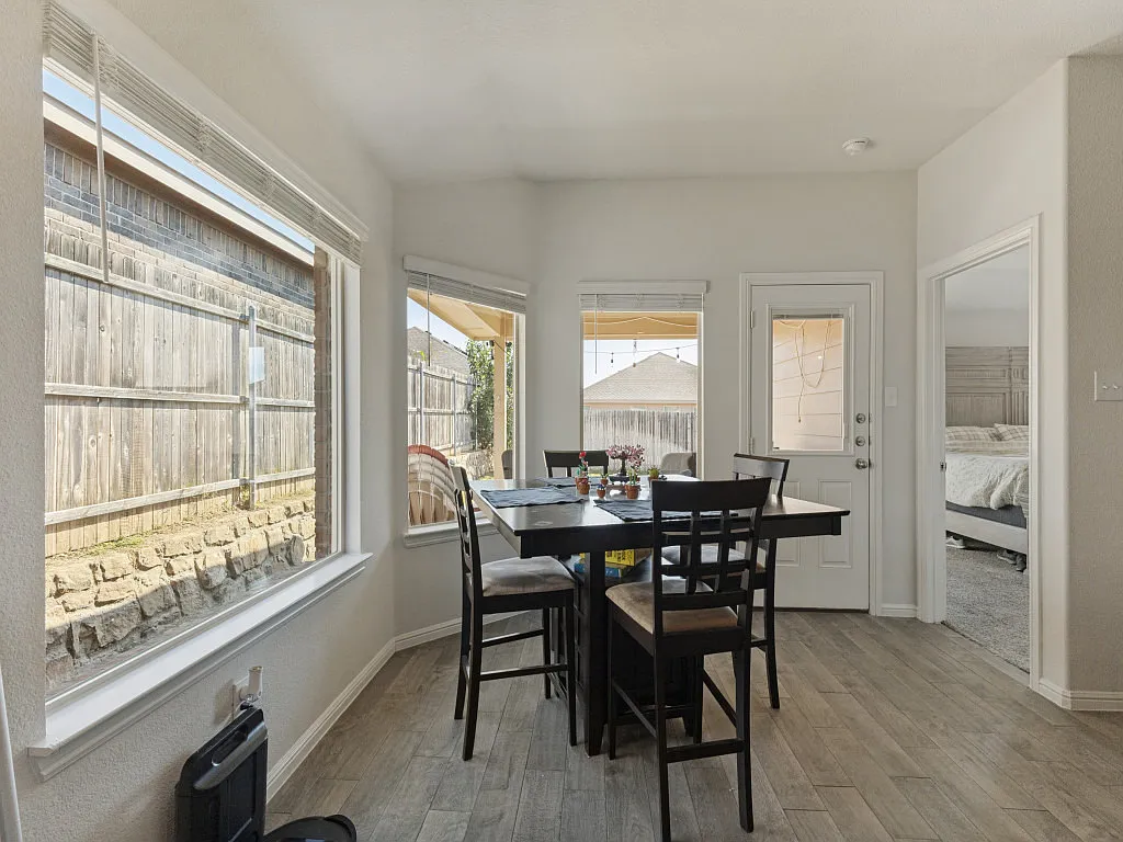 4 bed, 1776 sqft, $2,400 — Photo 2
