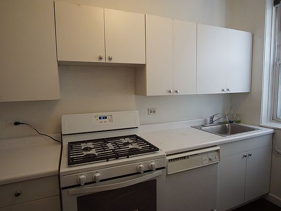 3rd image of 933 W Cornelia Ave APT 1B