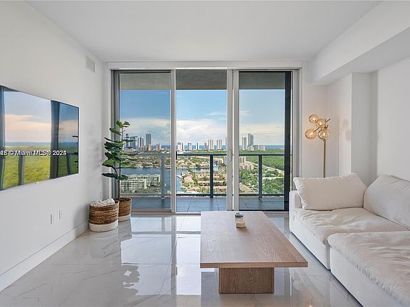 3rd image of 16385 Biscayne Blvd #2519