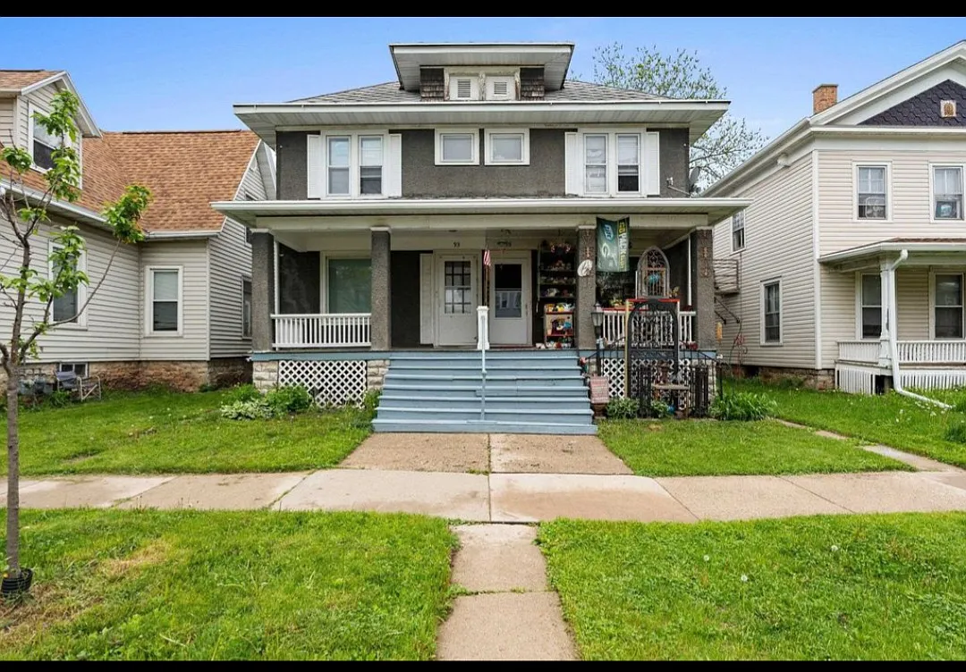 3 bed, 1.5 bath, 1250 sqft, $1,375 — Photo 1