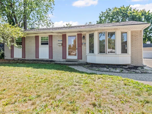 29667 Newport Dr, Warren, MI 48088