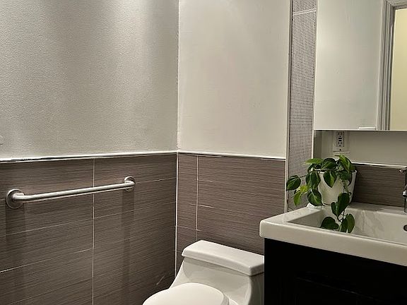 5th image of 504 E 6th St APT Ge