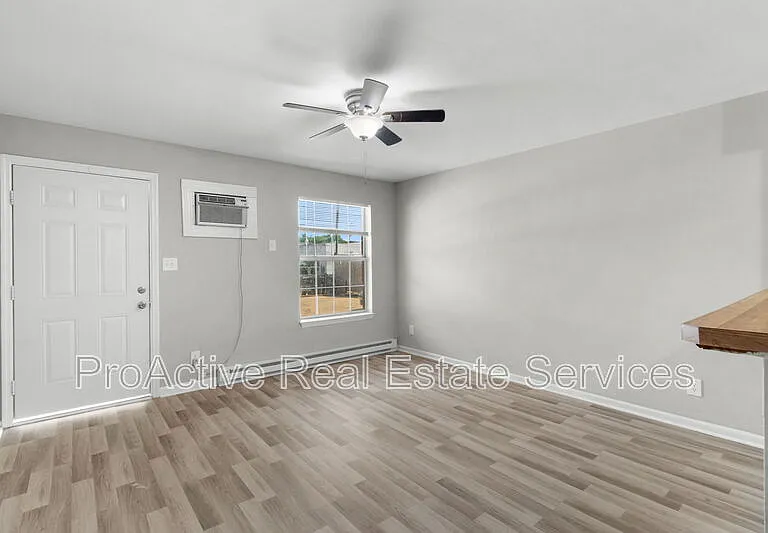 1129 Green St #8 — Photo 5