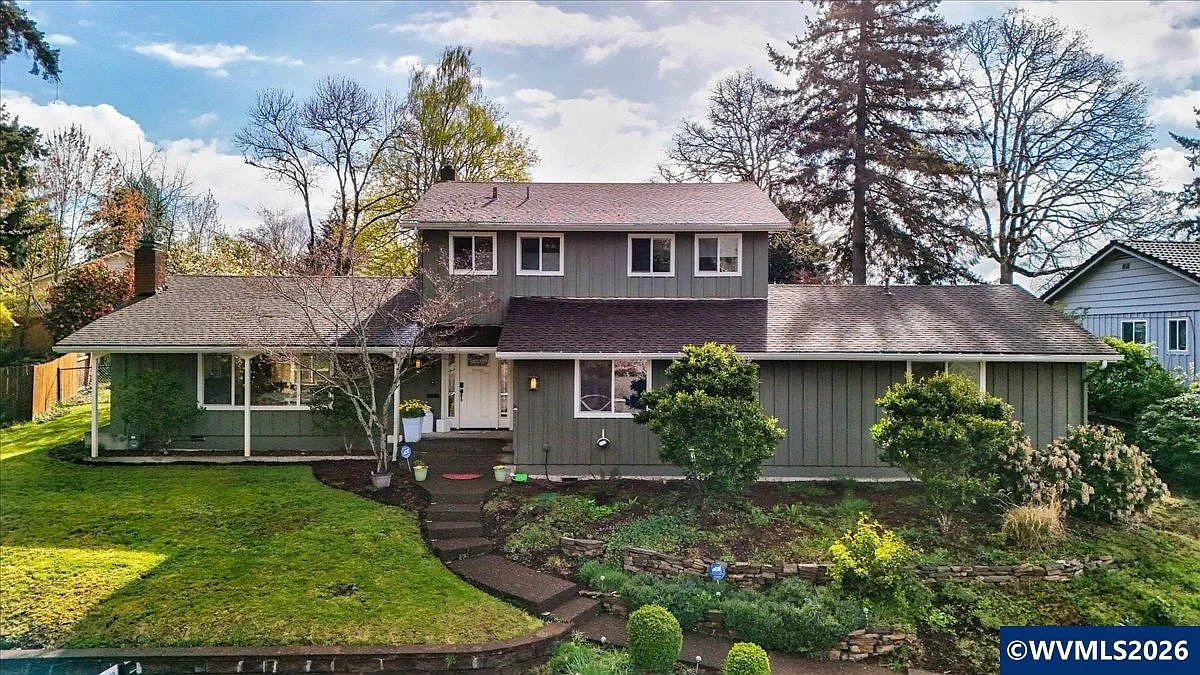 544 Clarmount St NW photo 1