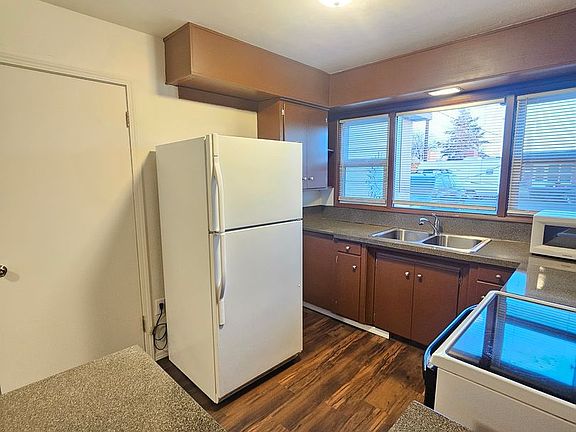 3rd image of 834 S Evergreen Dr