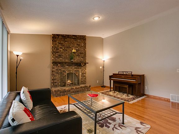 4th image of 13716 Wellington Cres E