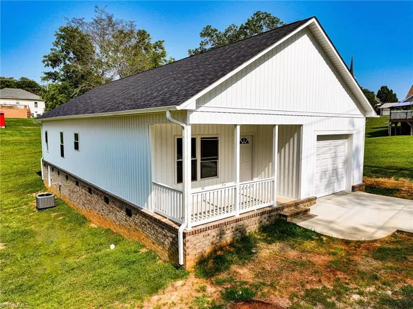 309 S Stephens St, Pilot Mtn, NC 27041